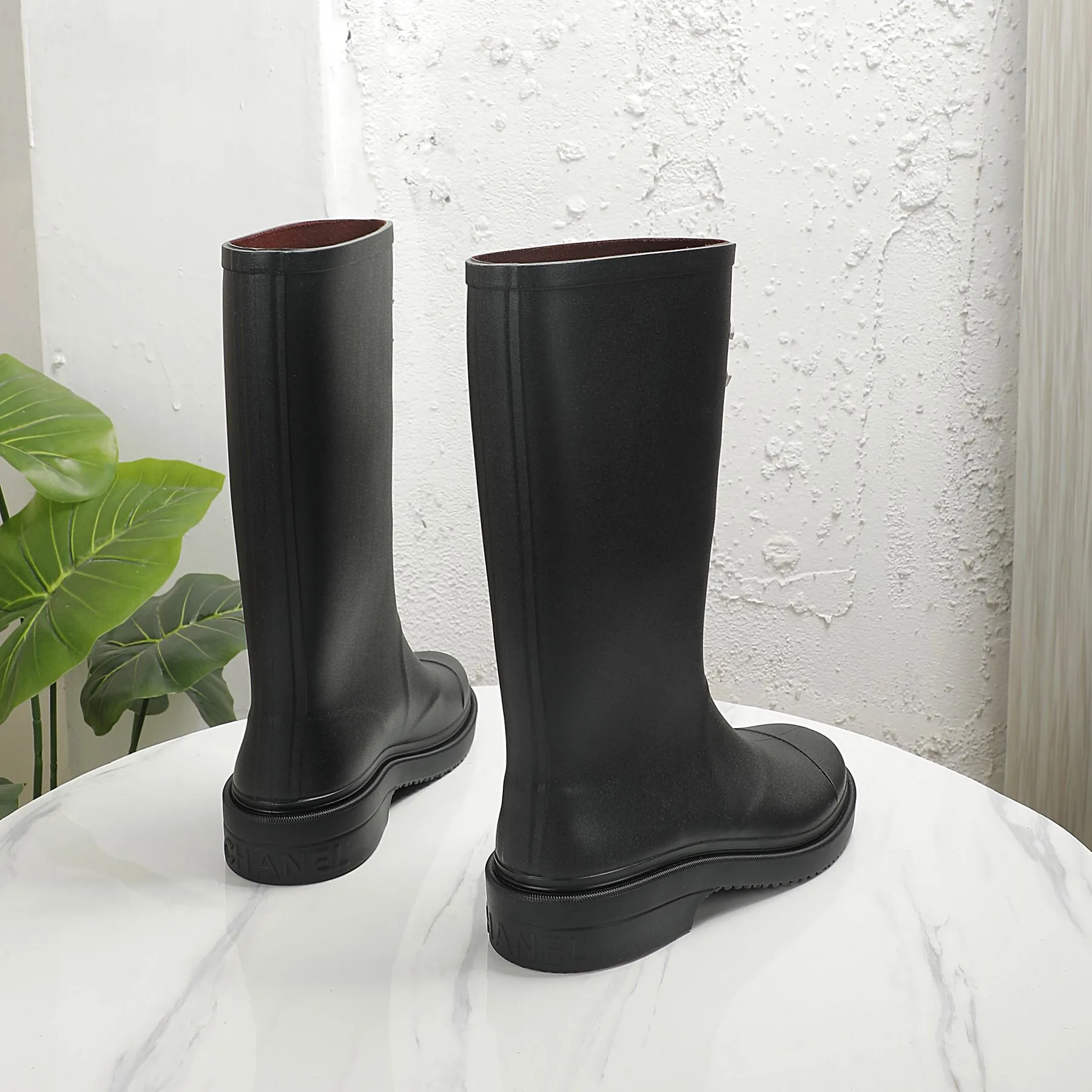 👟👟Ex-factory price 460👟👟 Women's CH rain boots CHANEL Chanel 22vs summer Internet celebrity popular rain boots series [Colorful hot one rain boots] I bought a pair of rain boots that are very good-looking this season. They are limited to single digits in domestic counters. You can’t get them unless you are Vic. I am so lucky. I really love these rain boots. I love them so much. The upper feet are soft and waxy. They are so comfortable. With these boots, whether you have O-shaped legs, Purchased at counter for 7800! ! ! Exclusive mold opening and customization on the entire network, after one month of adjustment to restore the genuine grade, counter inspection level, only genuine grade! ! Flash sale on all products on the market! ! Fabric: Original open mold T👟👟Ex-factory price U one-piece molding Inner: Original customized imported Lycra injection molding Feet: Original injection molding pad Packing: Original packaging Code number: 35-41 ☀Color: 5 colors produced simultaneously on the official website